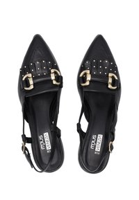 Černé kožené slingback boty s špičatou špičkou, zlatými sponami, hřebíkovými akcenty a texturovanými detaily na svršku.