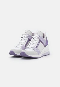 Białe i lawendowe sneakersy z teksturowanej tkaniny, o smukłym designie, sznurowanym zapięciu i wyściółce z logo po bokach.