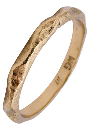 Anello in oro con superficie texturizzata e irregolare, dalla forma leggermente ondulata. L'interno ha una finitura lucida e presenta un marchio di fabbrica.