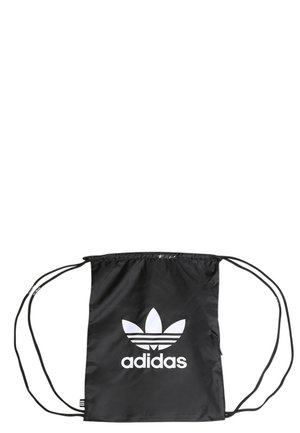 Czarny plecak na sznurku z lekkiego nylonu. Posiada duże białe logo adidas oraz klasyczny wzór trefoil z przodu.