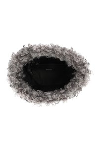 Borsa rotonda con un esterno grigio morbido e riccio e un interno nero. Presenta una chiusura con zip e il logo "BOGNER" visibile all'interno.