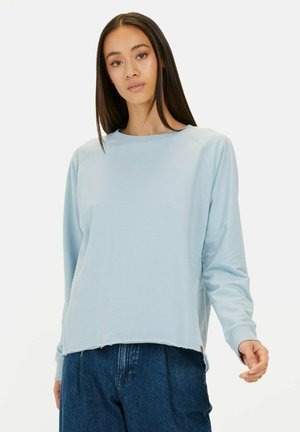 Helles blaues Sweatshirt mit Rundhalsausschnitt, langen Ärmeln und rohem Saum. Auf der Vorderseite befindet sich dezente Markenkennung in passender Farbe.