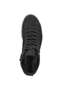 Czarne sneakersy typu high-top z czarnymi sznurowadłami, bocznym zamkiem błyskawicznym i jasną gumową podeszwą, widziane z góry.