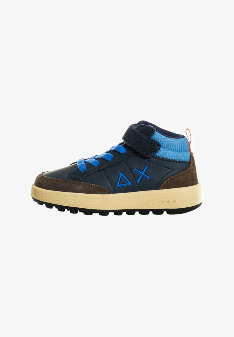 Sneaker alta in sintetico e camoscio blu con accenti blu, presenta una fascia in velcro, punta rotonda e suola in gomma con aderenza.