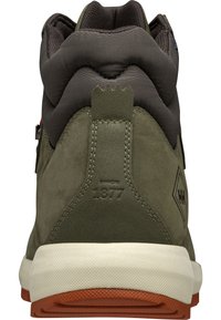 Zapatilla alta de ante verde oscuro con un cuello acolchado gris, entresuela crema y suela texturizada naranja. Presenta un logotipo y la inscripción en relieve "desde 1877".