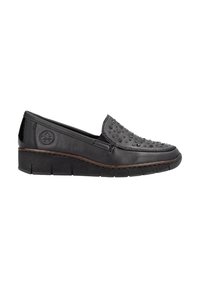 Scarpe slip-on in pelle nera con accenti di borchie, tacco basso a cuneo, suola in gomma texturizzata e dettaglio del logo sul lato.