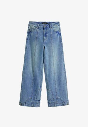 Lysblå, brede jeans i denim med høj talje, markante syninger og lappe-lignende detaljer på baglommerne.