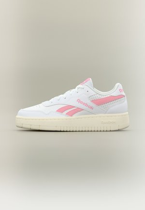 Λευκό αθλητικό παπούτσι Reebok με ροζ λογότυπο και ρίγες, μπεζ σόλα και κορδόνια, εμφανίζεται σε πλάγια όψη με ουδέτερο φόντο.
