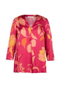 Blusa rosa vibrante con escote en V, mangas 3/4 y un patrón floral en naranja y crema. Textura suave con un corte relajado.