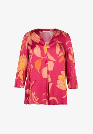 Živý ružový blúzka s V-výstrihom, 3/4 rukávmi a kvetinovým vzorom v oranžovej a krémovej farbe. Hladká textúra s voľnejším strihom.