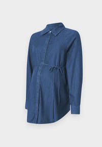 CAMISA DE DENIM: Azul, de manga longa com colarinho, fecho de botões à frente e cintura com cinto. Possui uma bainha curvada e tecido macio e texturizado.