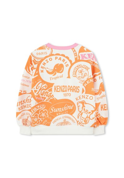 Sweatshirt à col rond avec une base blanche et des graphismes orange et rose, comprenant des logos et des motifs ludiques. Détails à bord côtes au niveau de l'ourlet et des poignets.