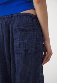 BDG Urban Outfitters CRINKLE PANT - Cargo hlače - navy blue
