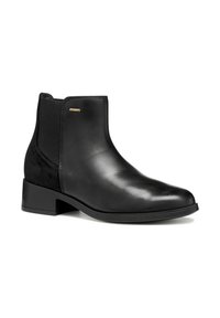 Botines de cuero negro con un acabado liso, paneles laterales elásticos y un tacón bajo en bloque. Presentan un sutil acento en hardware dorado.