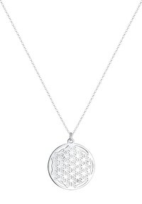 Sølv halskæde med en rund, detaljeret mønstrede pendant med udskårne blomsterdesigns. Kæden er af fine led.