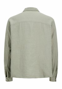 Lichtgrijs gestructureerd shirt met lange mouwen en knoopmanchetten, gezien van achteren met een rechte zoom en een kleine kraag.