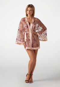 Transparante bruine kimono met bloemenprint, roze satijnen afwerking en riem, lange brede mouwen, korte lengte, met delicate geborduurde accenten.