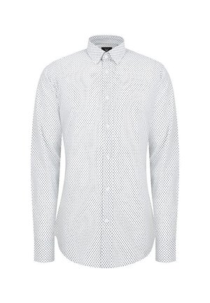 Biała, długorękawowa koszula z małym, powtarzającym się ciemnoniebieskim geometrycznym wzorem, z kołnierzykiem zapinanym na guziki i z przodem zapinanym na guziki.