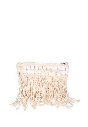 Vlecht clutch bag in crème, voorzien van witte decoratieve kralen en gestructureerde franjes aan de onderkant. Ritssluiting aan de bovenkant.
