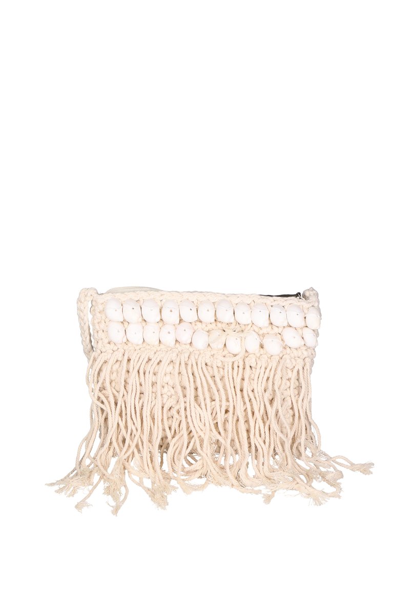 Borsa a tracolla intrecciata in crema, con perline decorative bianche e frange testurizzate alla base. Chiusura con zip nella parte superiore.