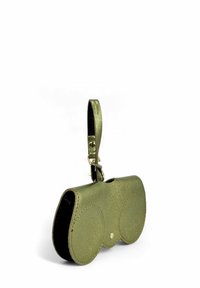 Sac en simili cuir vert en forme de jumelles, doté d'une bandoulière détachable, d'une texture lisse et de détails accent cirkulaires à l'avant.