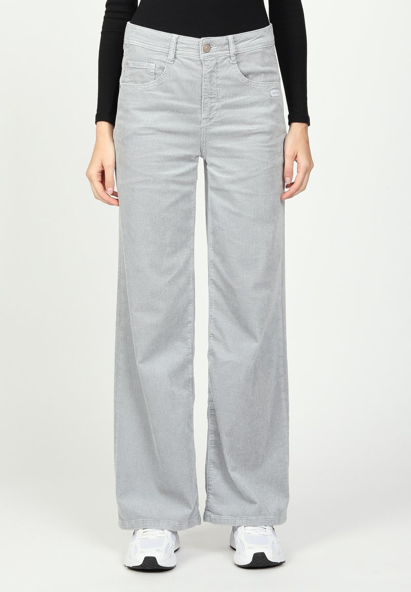 Graue Cordhose mit weitem Bein und einem strukturierten vertikalen Streifenmuster, ausgestattet mit fünf Taschen und einem Knopfverschluss an der Taille.