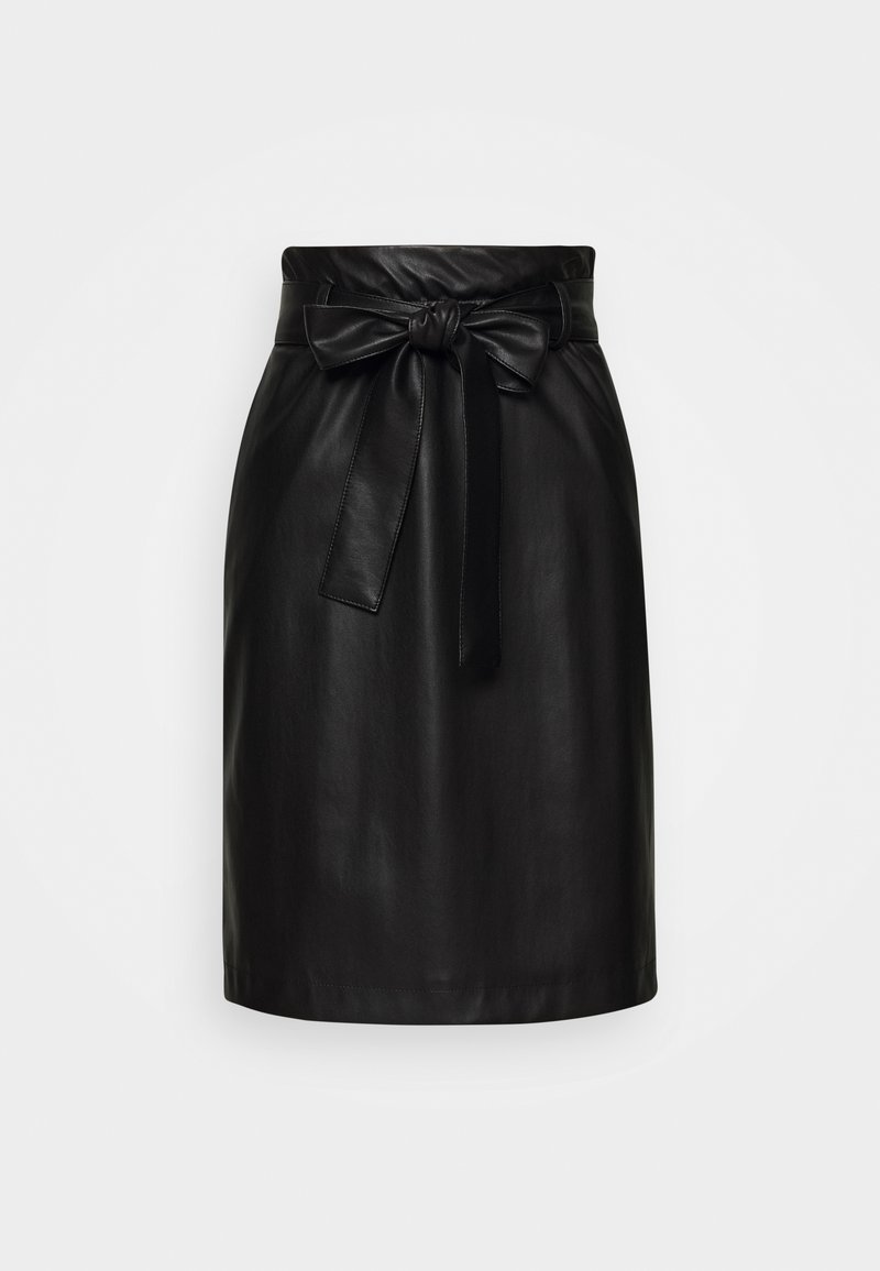 Jupe noire en similicuir longueur genou, taille haute avec ceinture à nouer devant, texture lisse, coupe droite.
