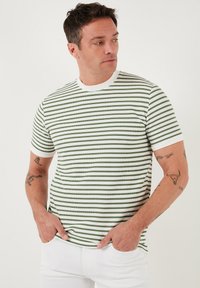Buratti REGULAR FIT - Apdrukāts T-krekls - apple green