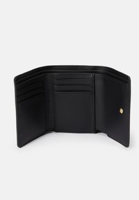 Portofel negru din piele, cu mai multe sloturi pentru carduri, detaliu cu capsa aurie și textură netedă. Design minimalist fără modele suplimentare.