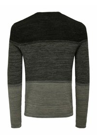 Suéter de punto de manga larga con diseño degradado en verde oscuro y gris, con un acabado texturizado y cuello redondo.
