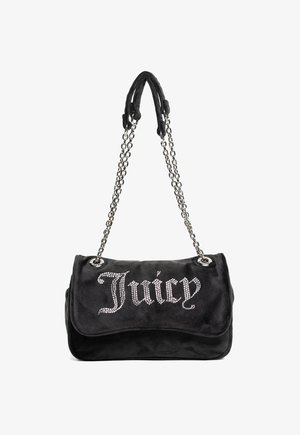 Zwarte suède handtas met een kettingriem, voorzien van een gebogen flap en metalen kristallen die "Juicy" aan de voorkant spellen. Zachte textuur.