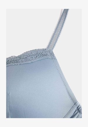 Hellblauer BH mit Spitzenrand entlang der Kanten, verstellbaren Trägern, glatter Stoffoberfläche und detaillierten Nähten an den Seiten.