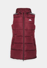 Bezrękawnik w kolorze bordowym, ocieplany, z kapturem, z zamek błyskawicznym z przodu, kieszeniami po bokach oraz białym logo na lewej piersi, z czarno-białymi paskami na ramionach.