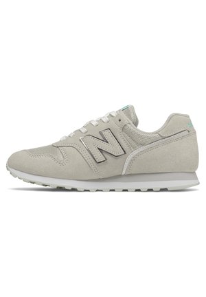 Jasnoszary sneaker New Balance z cholewką z zamszu i siateczki, białymi sznurówkami i białą podeszwą, pokazany z boku na białym tle.