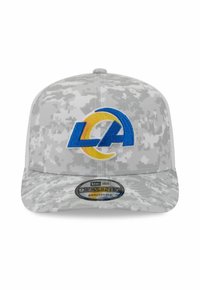 Graue Camouflage verstellbare Kappe mit flacher Krempe und einem gestickten blauen und gelben „LA“-Logo auf der Vorderseite. Strukturiertes Material.