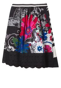 Värikäs hame, jossa on kukkakuosisia pinkissä, sinisessä ja vihreässä mustalla taustalla, joka sisältää aallotetun helman ja joustavyötärön.