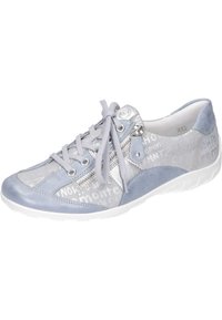 Baskets bleu clair avec un mélange de matériaux texturés, présentant des accents argentés, des lacets proéminents, une fermeture éclair sur le côté et des détails imprimés sur le dessus.