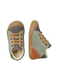 Scarpe in suede verde e grigio con lacci beige, suola in gomma e un accento in pelle marrone; design a taglio basso con punta arrotondata.