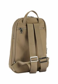 Beige batoh s hladkým syntetickým povrchem. Obsahuje dvojité ramenní popruhy, horní uchopovací rukojeť a přední kapsu na zip. Stříbrné kovové detaily.