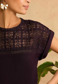 Love & Roses CROCHET YOKE - REGULAR FIT - Palaidinė - berry red