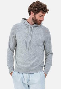 Sweat à capuche gris clair en tricot avec cordon de serrage, poignets et ourlet côtelés. Présente une coupe décontractée et une texture subtile. Design décontracté avec manches longues.