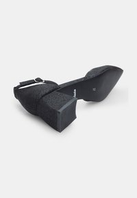 Črne visoke pete z bleščečo teksturo, slingback dizajn in kvadratno blok peto. Gladek podplat in nastavljiv pas.