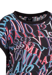 Korte mouwen zwarte top met kleurrijke overlappende tekstpatronen in roze, blauw en rood. Ronde hals en een gladde, lichte stof.