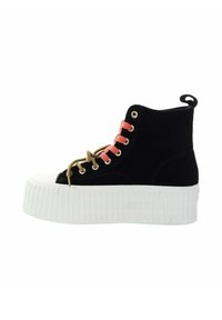Czarne zamszowe sneakersy wysokie z grubą białą platformą o żłobieniach, z różowymi i złotymi sznurówkami oraz złotymi oczkami. Pętelka na pięcie.