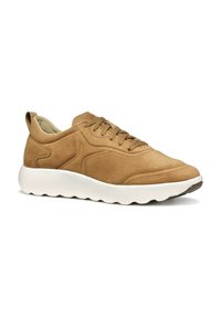 Baskets en daim de couleur beige avec une semelle en caoutchouc blanche et ronde. Présente un design à lacets et une petite boucle au talon. Texture lisse.