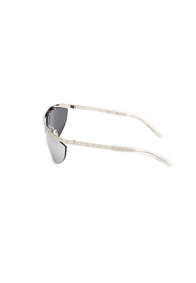 Occhiali da sole in metallo con lenti grigie scure, design elegante e bracci silver texturizzati che presentano un motivo geometrico lungo i lati.