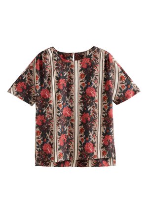 Blouse à manches courtes avec rayures verticales et motif floral en rouge, noir et beige, avec un col rond et une ouverture en forme de goutte dans le dos.