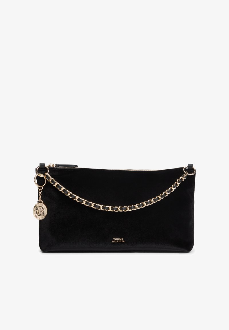 Μαύρο ορθογώνιο clutch με χρυσή αλυσίδα ιμάντα, χρυσό φερμουάρ και χρυσλό λογότυπο Tommy Hilfiger στη μέση μπροστά.
