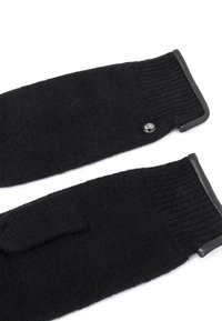 Schwarze Strickhandschuhe mit gerippten Bündchen und Lederbesatz, mit einem kleinen runden Metalllogo auf einem Handschuh.