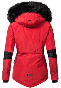 Chaqueta aislante roja con capucha de piel sintética negra, acentos negros en los hombros y dobladillo curvado. Presenta textura acolchada y una etiqueta de la marca.